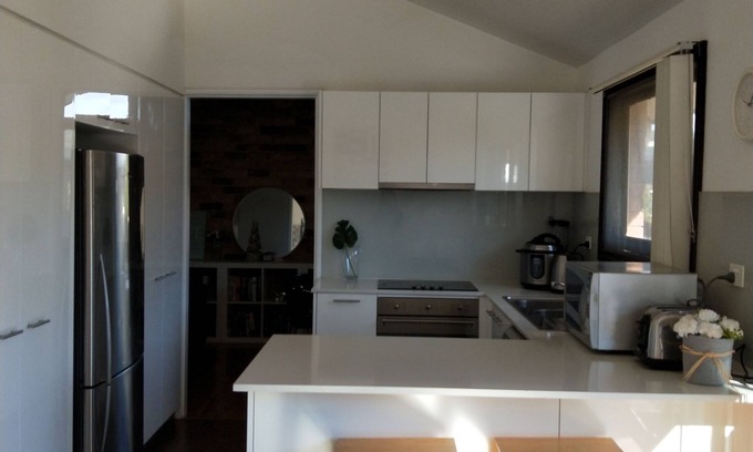 Glenfield Maison | Stylish Pet Friendly Master Suite + Renovated Ensuite + TV + Free Tea Coffee