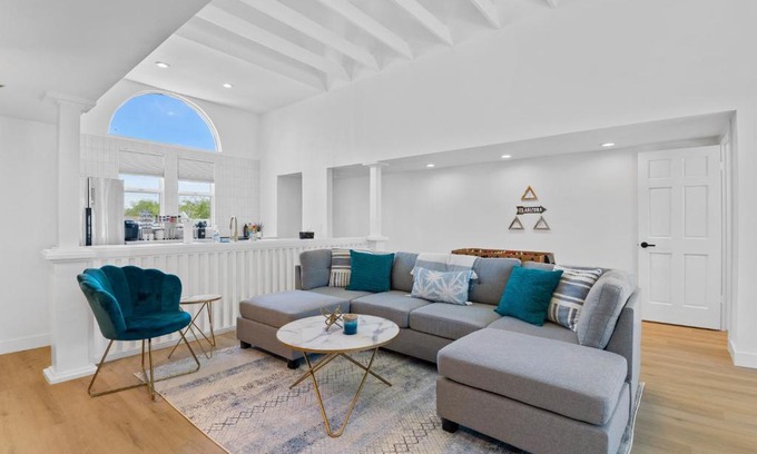 Camelback East Maison | Stylish Phoenix Townhome - Foosball Table, Laundry, Parking!