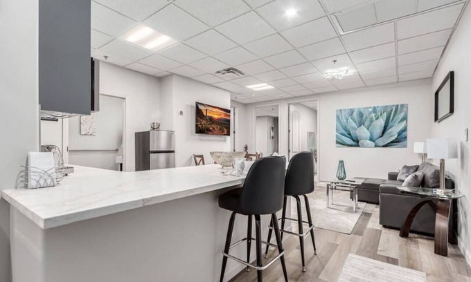Town Center Copropriété | Stylish & Prestigious! 2 Bed/2 Bath-On The Avenue