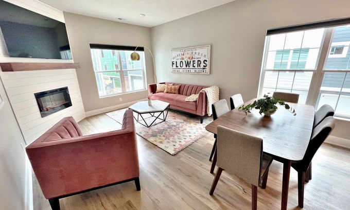 Dahlman Maison | Stylish Pristine New Townhouse with porch and rooftop deck- 5 min from downtown!