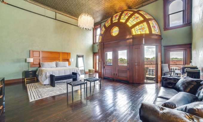 Marshall Appartement | Stylish Private Balcony: Downtown Marshall Studio!