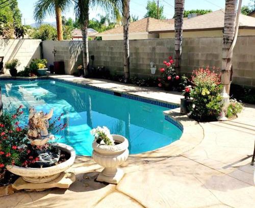 Granada Hills South Maison | Stylish Ranch with Gorgeous Swimming Pool & Piano