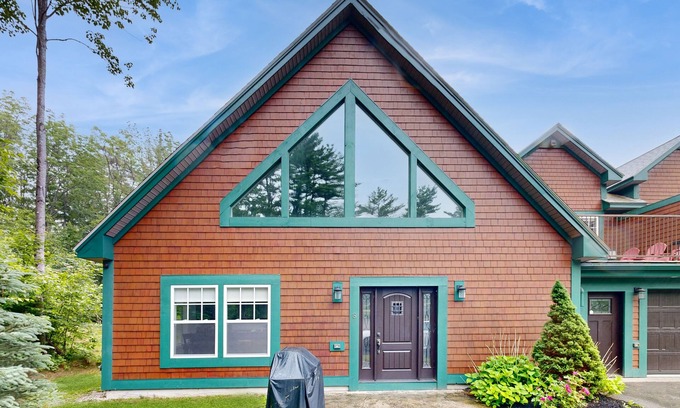 Cranmore Birches Copropriété | Stylish Retreat Near Town & Slopes W/ Stone Fireplace, Game Room & Fast WiFi