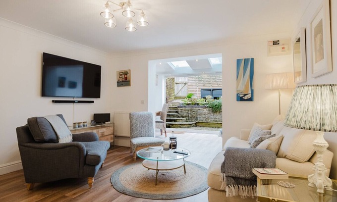 Tetbury Maison | Stylish Retreat with Private Garden in Tetbury