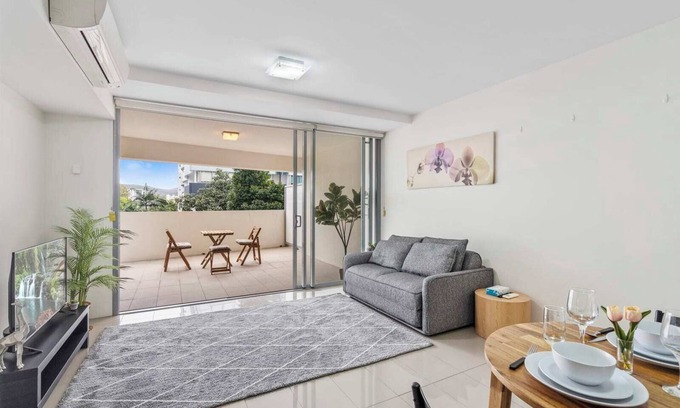 West End Appartement | Stylish Riverside Haven - Gym, Pool, WiFi & Parking