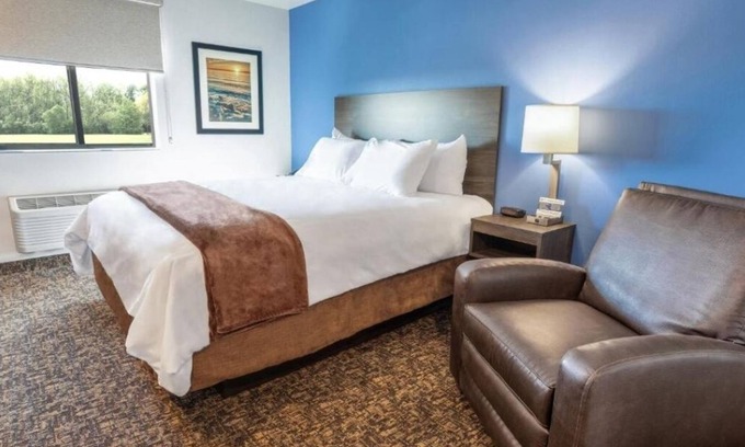 Beatrice Hôtel | Stylish Room Pet Friendly Near Gage Museum And Sprinting Speedway Action