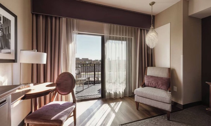 Parker Hôtel | Stylish Rooms with Yoga & Walk to Art, Parks, & Local Dining