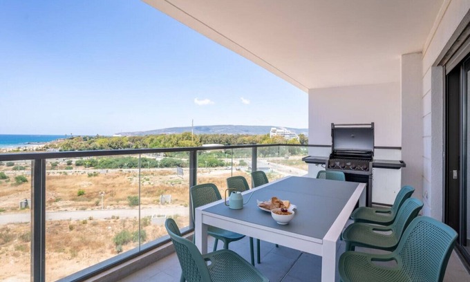 Nahariya Appartement | Stylish Seaside Escape with Balcony by Sea N' Rent
