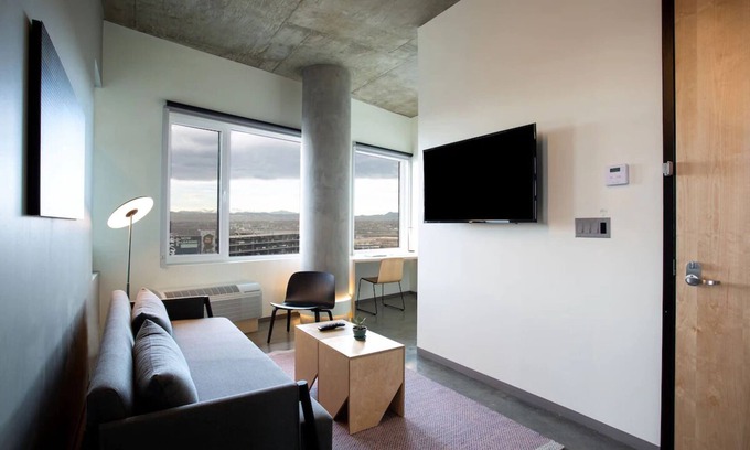 River North Art District Hôtel | Stylish Skyline Suite with Stunning City Views, Spacious Interiors, and Luxury