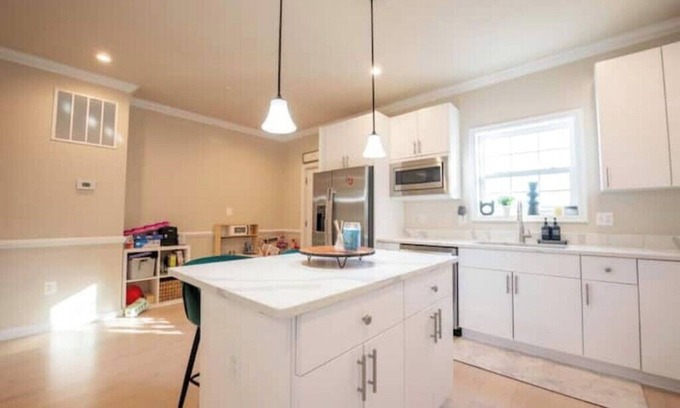Washington Maison | Stylish spacious 4 BDRM house near Navy Yard