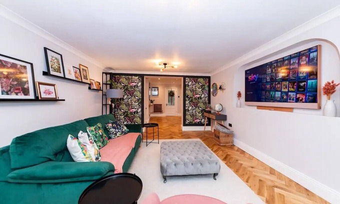 Tilehurst Maison | Stylish & Spacious 4 BR House With Garden! | Pass the Keys