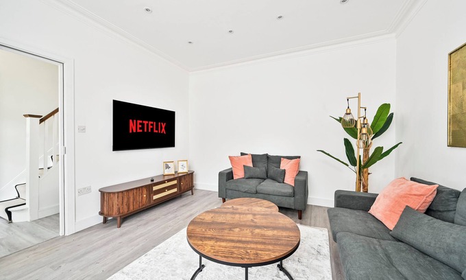 East Ham South Maison | Stylish & Spacious 4BR Home