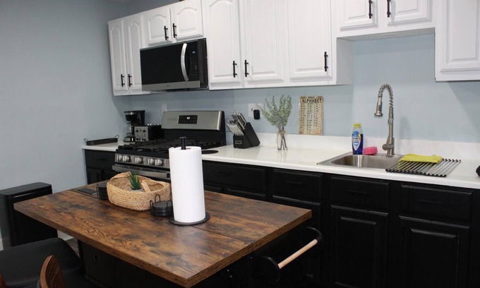 Newark Appartement | Stylish & Spacious Newark Retreat - Perfect for City Getaways!
