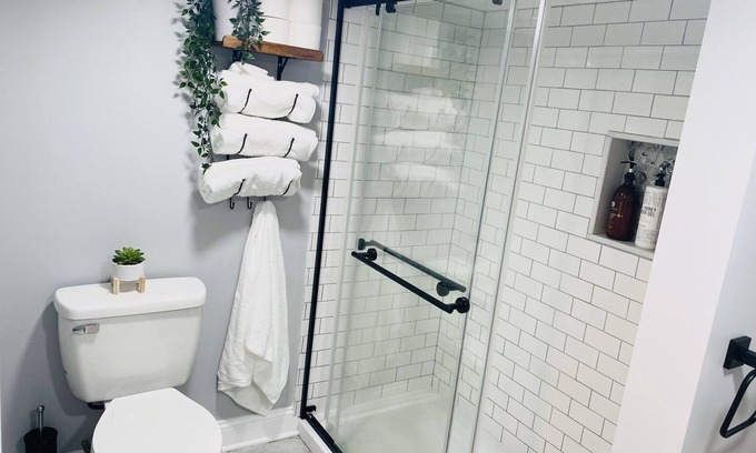 Princeton Appartement | Stylish & Spacious Princeton Basement Apt with King Bed, Private Entrance
