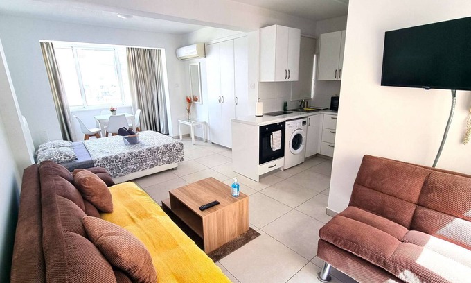 Larnaca Appartement | Stylish Studio: 2 Minutes from Kastella Beach