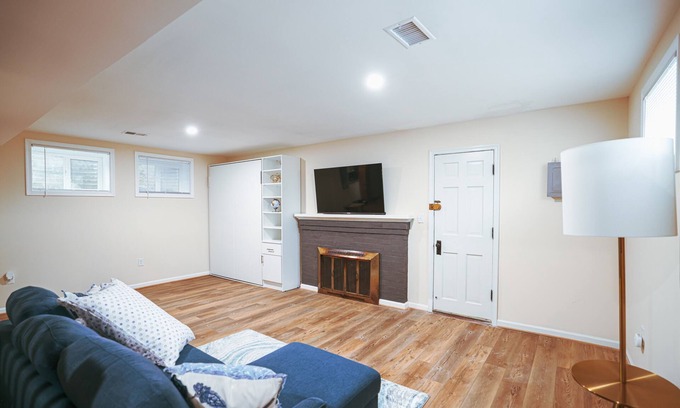 Suitland-Silver Hill Appartement | Stylish Studio Basement