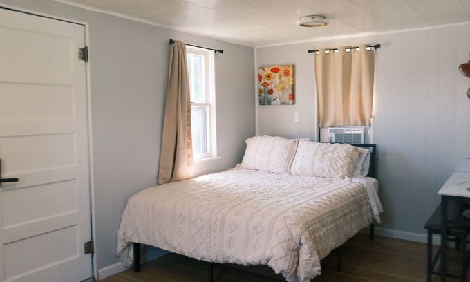 St Ignace Cabine | Stylish Studio Cabin in St. Ignace – Near Mackinac Ferry, WiFi & AC