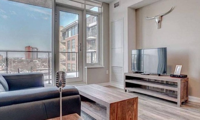 Hintonburg Appartement | Stylish Studio Escape near Suya Palace with Terrace