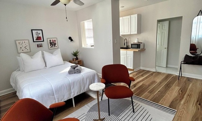 Point Breeze Appartement | Stylish Studio in Vibrant Urban Neighborhood WiFi Ample Closet Space, TV