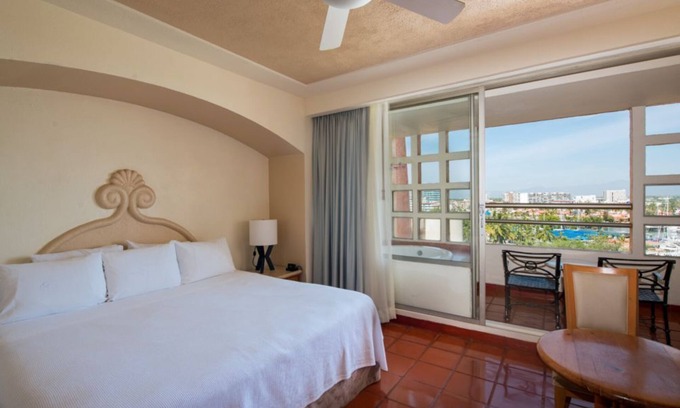 Marina Vallarta Hôtel | Stylish Studio with Balcony & Resort Amenities