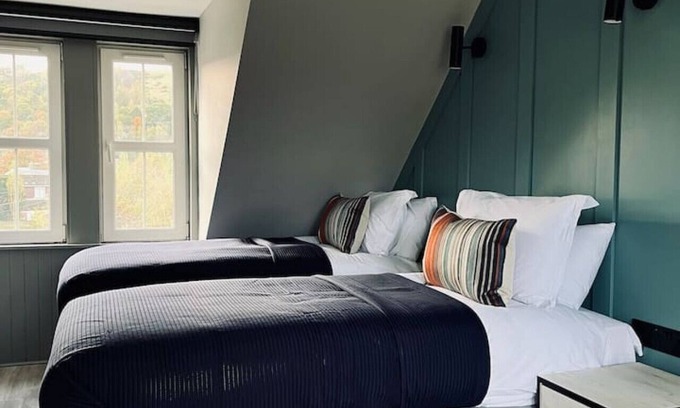 Innerleithen Appartement | Stylish studio room, twin, en-suite & kitchenette