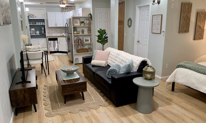 Colorado Springs Appartement | Stylish Studio in Old Colorado City-Shops and Dining Only Steps Away!
