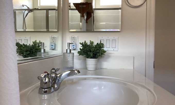 Tucson Appartement | Stylish studio with kitchenette, Private entry. Fast Wi-Fi. & Near to hospitals,