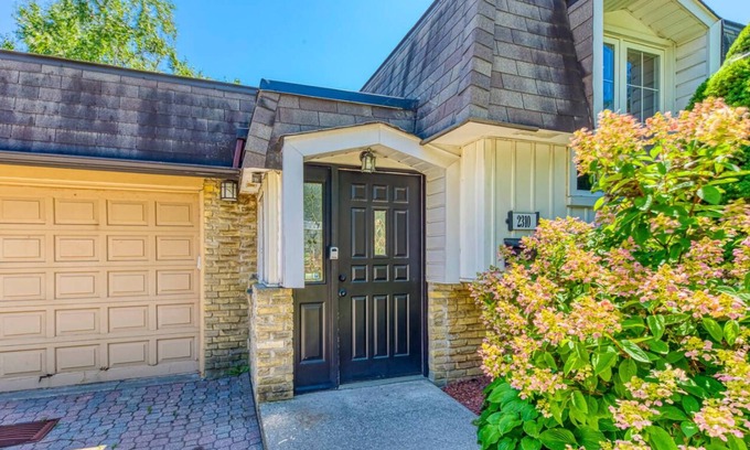 West Oakville Maison | Stylish Suburban 2BR Bungalow