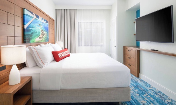 Park Shore Hôtel | Stylish Suite Close to Tin City – Dining + Shops Only a Short Ride