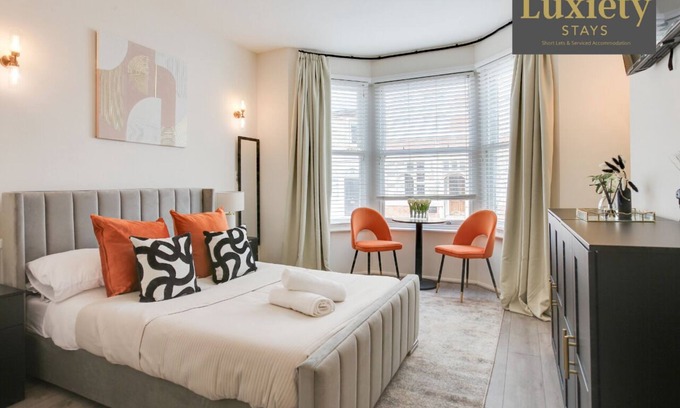 Southend-on-Sea Appartement | Gorgeous & Sunny Studio City Centre Nr High St by Luxiety Stays