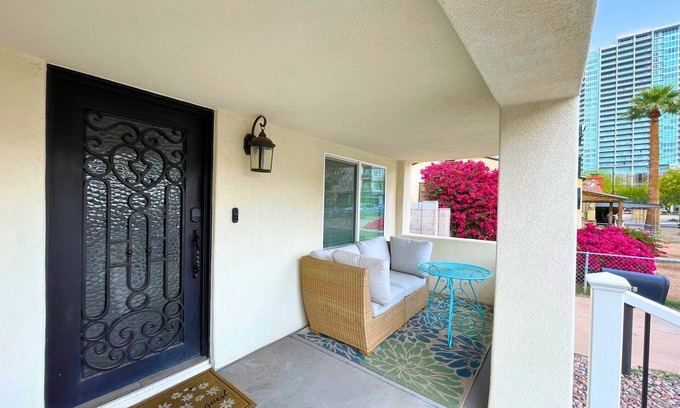 Riverside Maison | Tempe Downtown HOUSE! 3 blocks to Mill Ave., Enclosed Yard, BBQ, Pet Friendly.