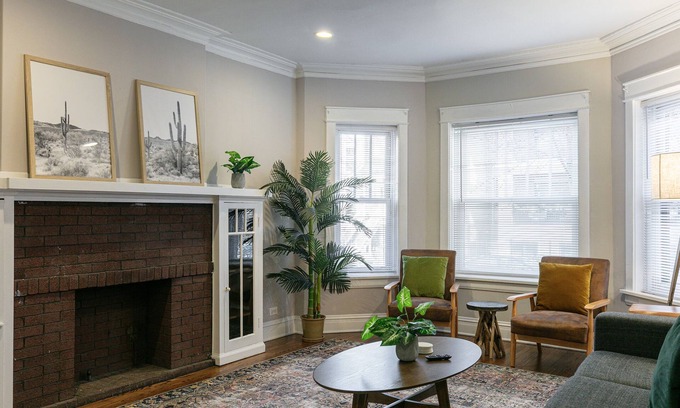 Wrigleyville Appartement | Stylish Two Bedroom - A block from Wrigley Field