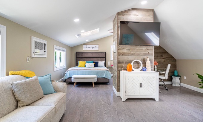 Huntington Station Appartement | Stylish Upscale Apt w/ Snack Bar & Sunny Deck