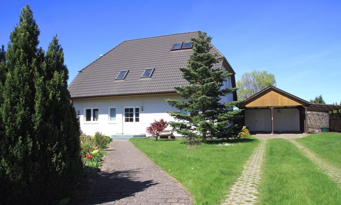 Ahrenshagen-Daskow Appartement | Stylish vacation apartment in a beautiful 2-family house with a large garden