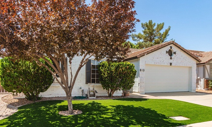 Val Vista Lakes Maison | Stylish Val Vista Home | 3BR + Yard & Putting Green