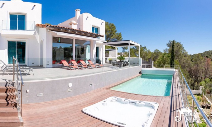 Olivella Villa | Villa de style Ibiza avec piscine et jacuzzi privés et vue apaisante à 15 minutes de Sitges