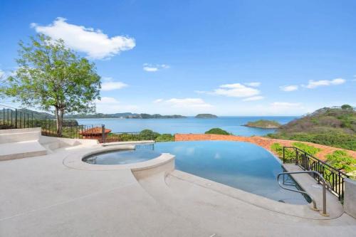 Potrero Maison | Stylish Villa with Brand-New Furniture, Panoramic Ocean Views, and Infinity Swimming Pool & Hot Tub