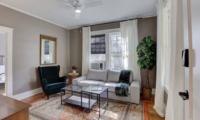 Midtown Appartement | Stylish Vintage Apartment in Midtown Close to All!