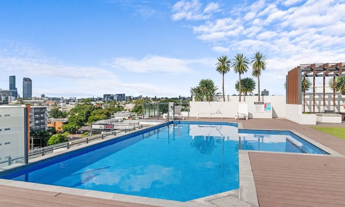 West End Appartement | 2BR West End Apartment with Pool, BBQ and Parking