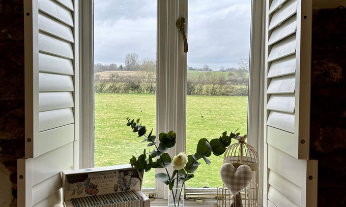 Whitley Maison | Stylish Wiltshire Country Cottage Retreat with Garden