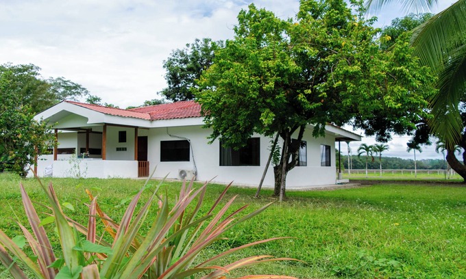 Savegre Maison | Stylish with Beach Access - Hot TUB & Table Tennis