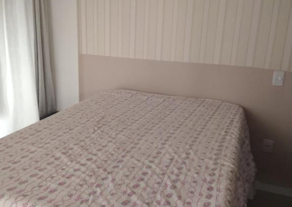 Andorinha Maison | Suíte 1 com cama de casal,em apartamento compartilhado ar condicionado, tv, e Wi-fi -frigobar