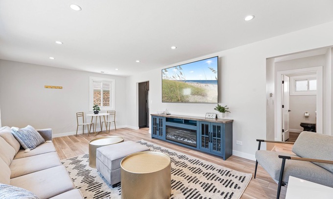Des Plaines Maison | Suburban Fab Part Deux