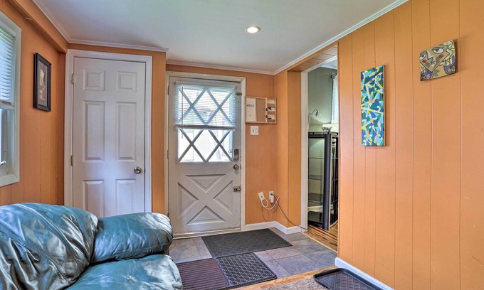 Lansdowne Cottage | Suburban Home w/ Backyard Patio < 7 Miles to Dtwn!