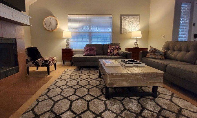 Westbury South Maison | Suburban home with personality + a great location.