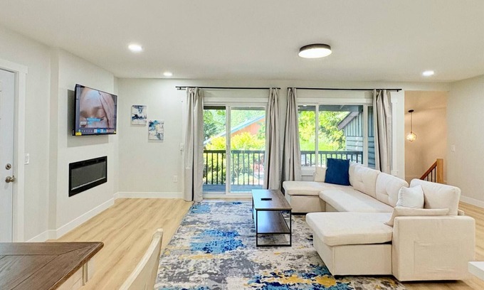 Sudden Valley Maison | Sudden Valley Luxury Retreat 3BR House -Steps to Lake Louise