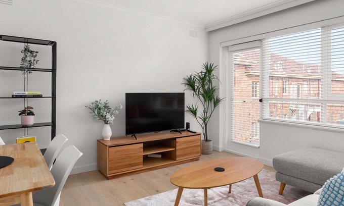 Saint Kilda South Appartement | Sugar Blush - A stylish, fully renovated 2 bedroom apartment, just moments from the beach, Luna Park