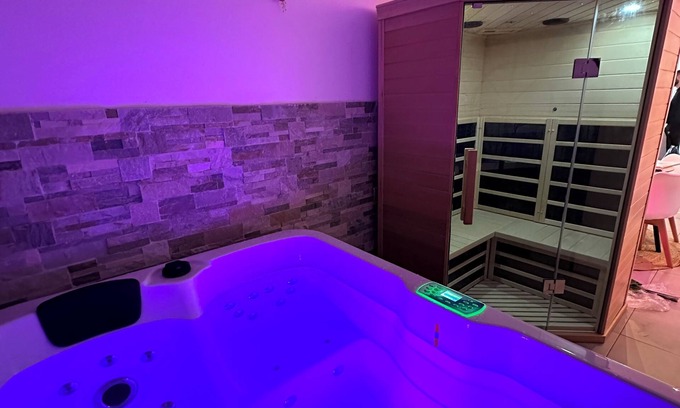 Esbly Maison | Suite 110 : Jacuzzi & Sauna Privatisé Avec Suite