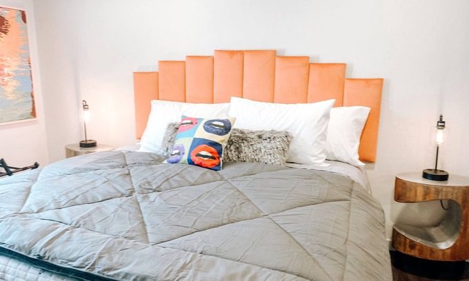 Midtown Appartement | Suite #8 Modern One Bed w/Balcony in Midtown!