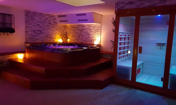 Clisson Lit Et Petit-Déjeuner | Suite avec jacuzzi et sauna privatifs à Clisson